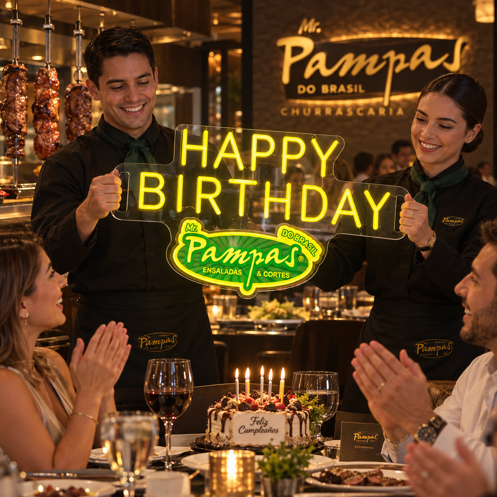 Meseros llevando el letrero Happy Birthday con logo a una mesa de restaurante