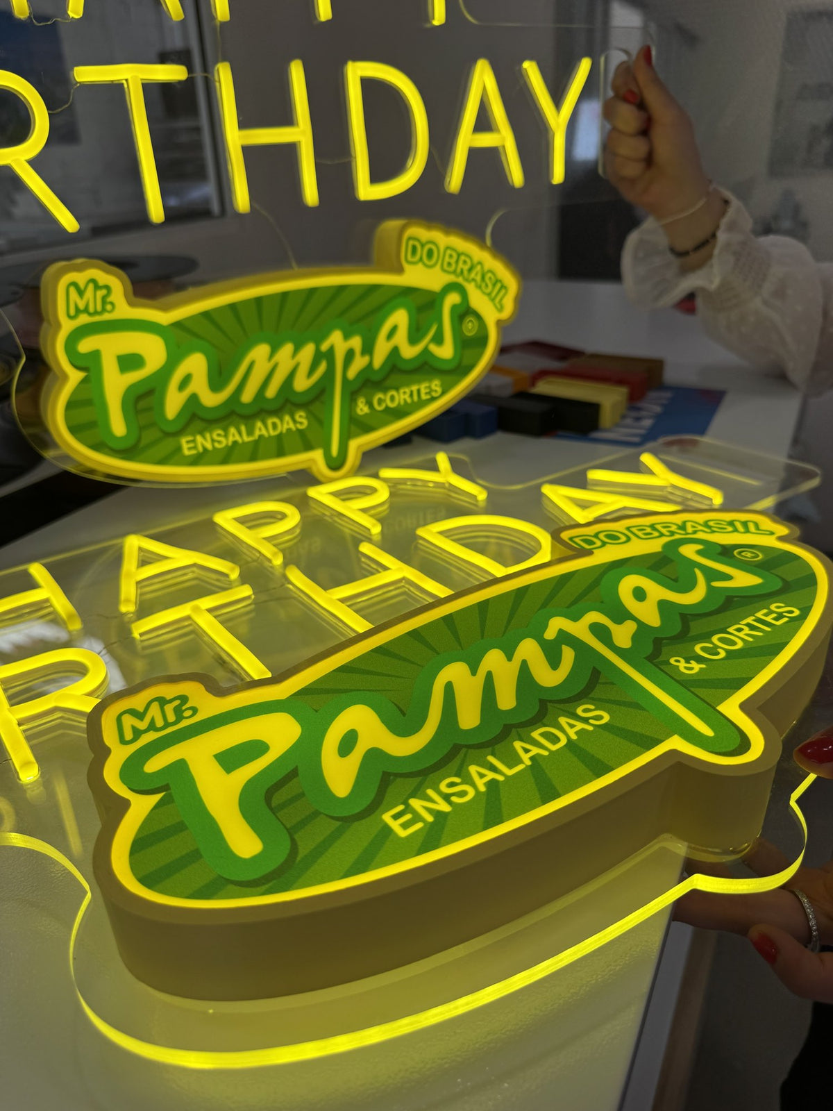Detalle del logo con impresión UV y canto 3D en letrero Happy Birthday portátil