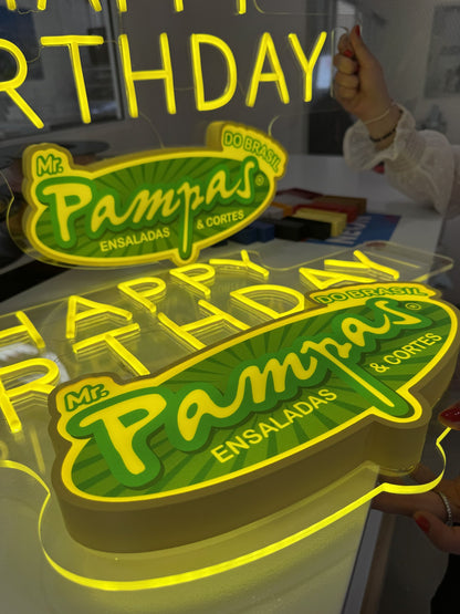 Detalle del logo con impresión UV y canto 3D en letrero Happy Birthday portátil